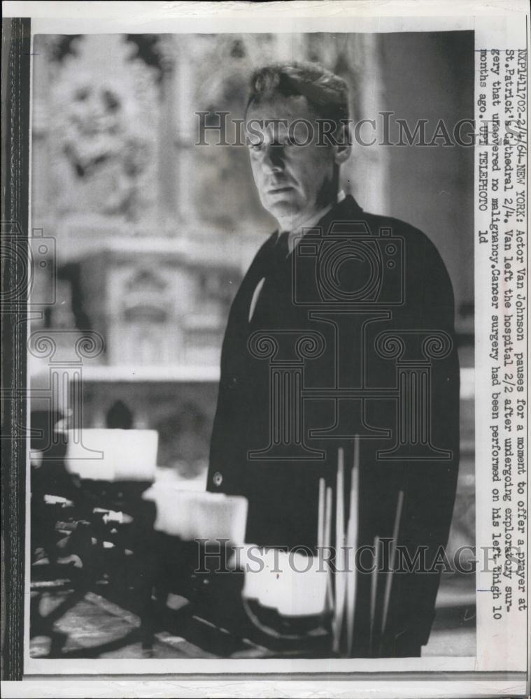 1964 Press Photo Actor Van Johnson At Church Making A Prayer - RSL61363 - Historic Images