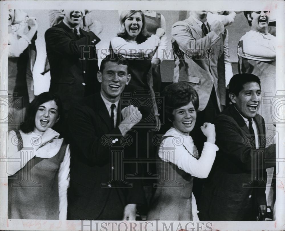 Press Photo 150-strong cast of Up With People sings one original song - Historic Images