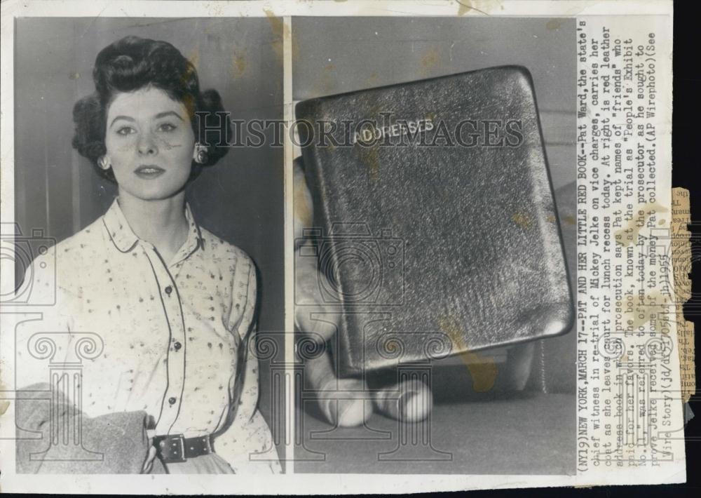 1955 Press Photo Pat Ward State witness in Mickey Jelke Trial with her add book - Historic Images