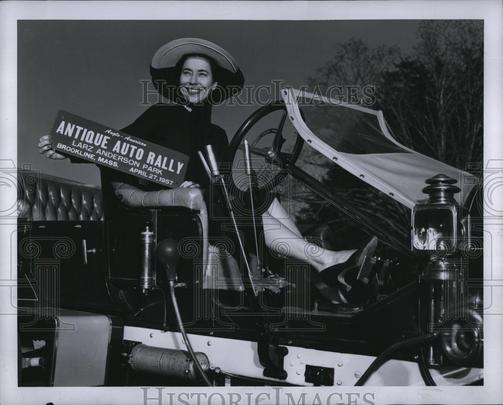 1957 Press Photo Boston Radio Personality Duncan McDonald in a 1911 Simplex Auto - Historic Images