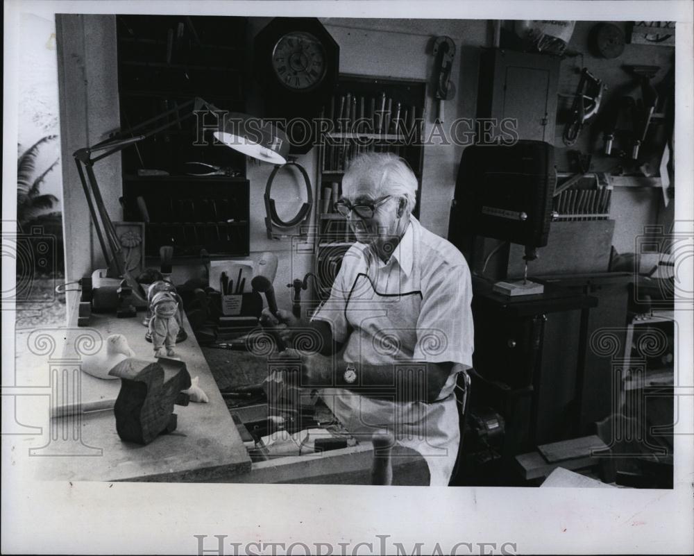 1980 Press Photo Paul Zecher, Wood carver at his Workshop at Home - RSL97533 - Historic Images