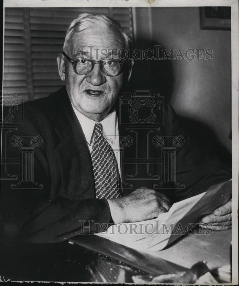 1953 Press Photo Rep Usher Burdick om salary cuts - RSL46987 - Historic Images