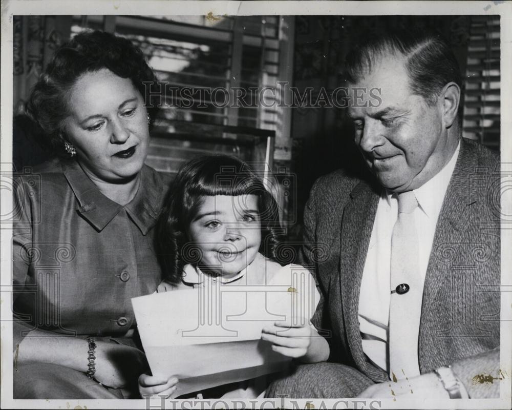 1958 Press Photo Sgt James McKenna Boston Police &amp; Wife &amp; Daughter - RSL06947 - Historic Images