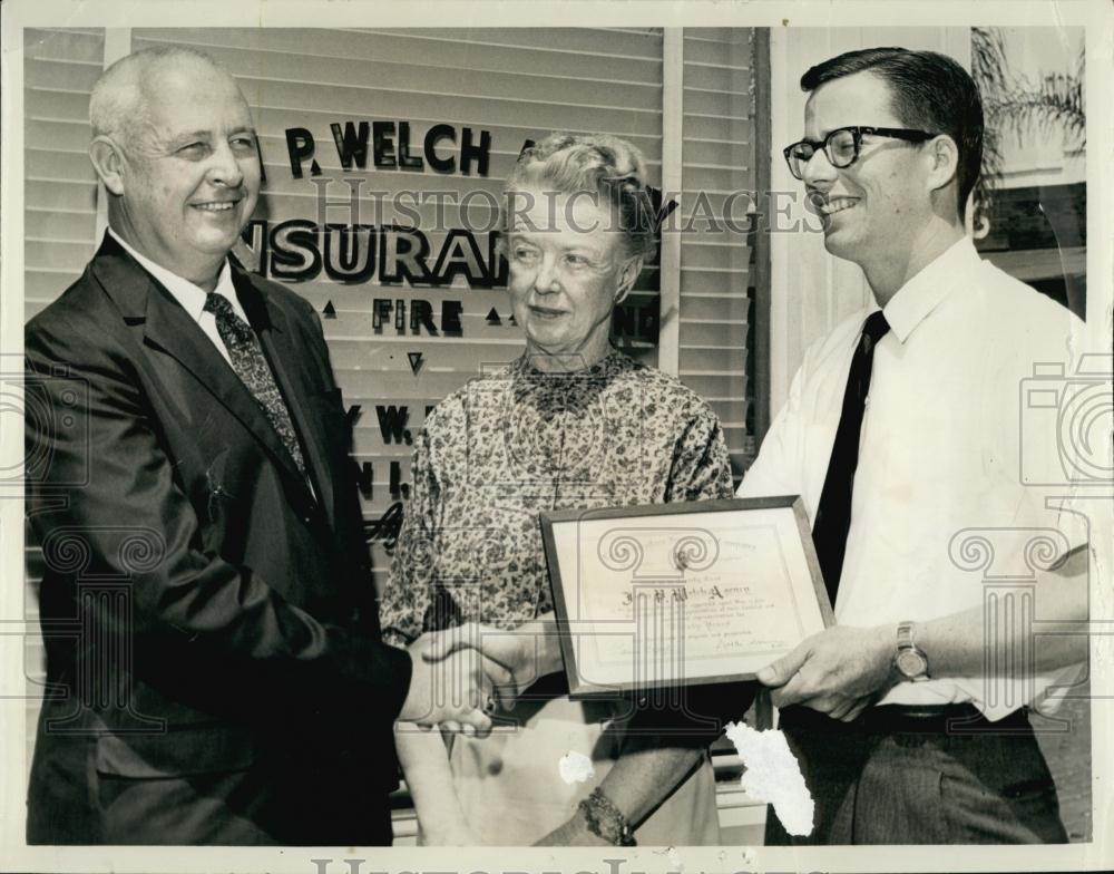 1963 Press Photo John PWelch presented a plaque by State Agent Vere Brumbaugh - Historic Images