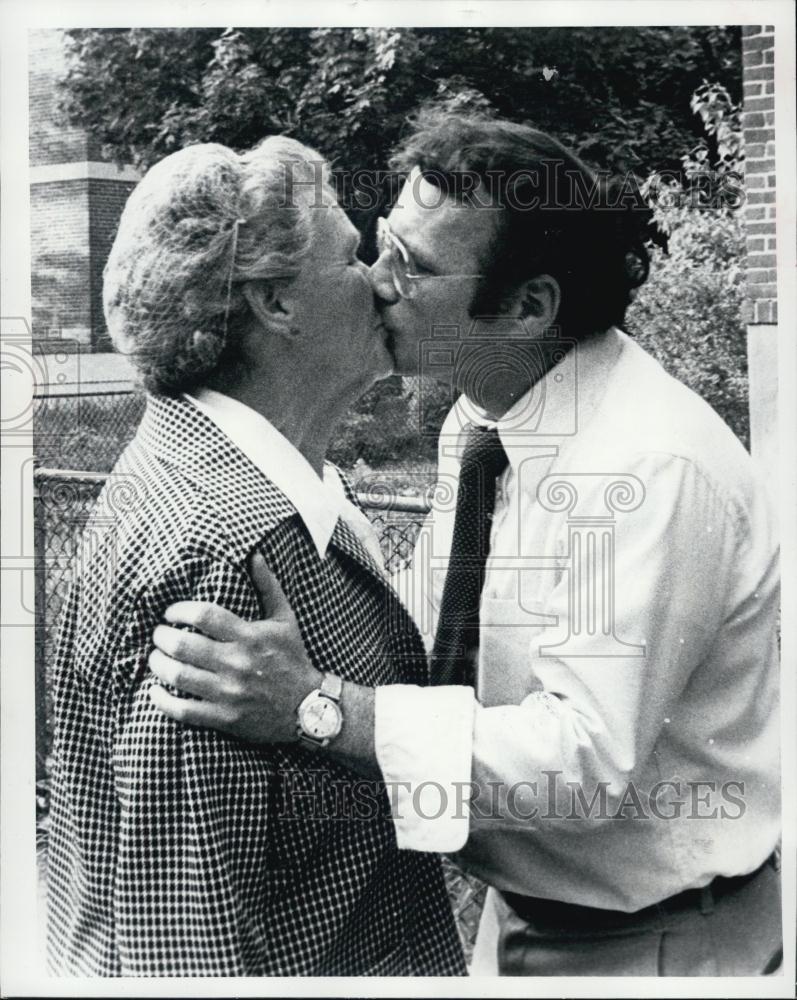 1979 Press Photo Mrs Emily Schmidt receives a kiss from Kim Kelly after Boston - Historic Images