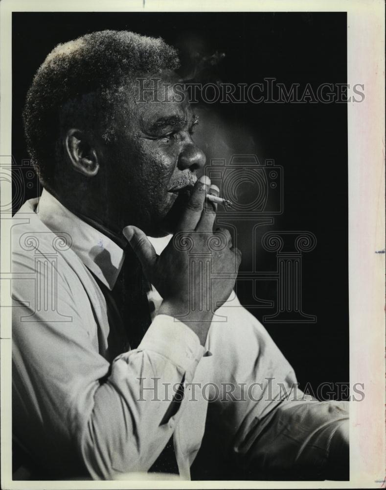 1983 Press Photo Mayor Washington Smoking Cigarette Broadcast Rehearsal - Historic Images