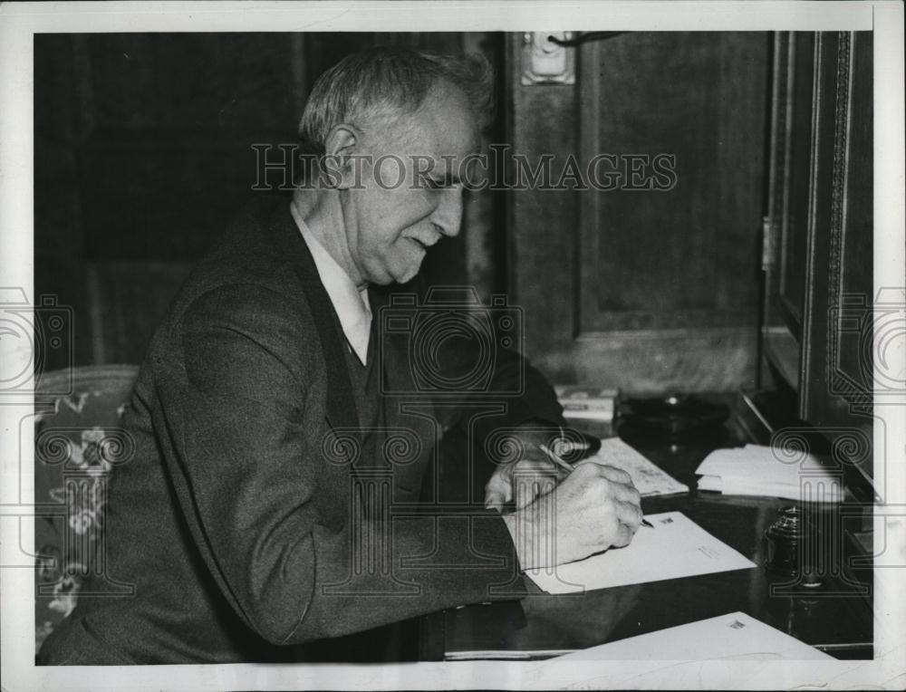1937 Press Photo Writer Roger Babson American Economist - RSL87177 - Historic Images