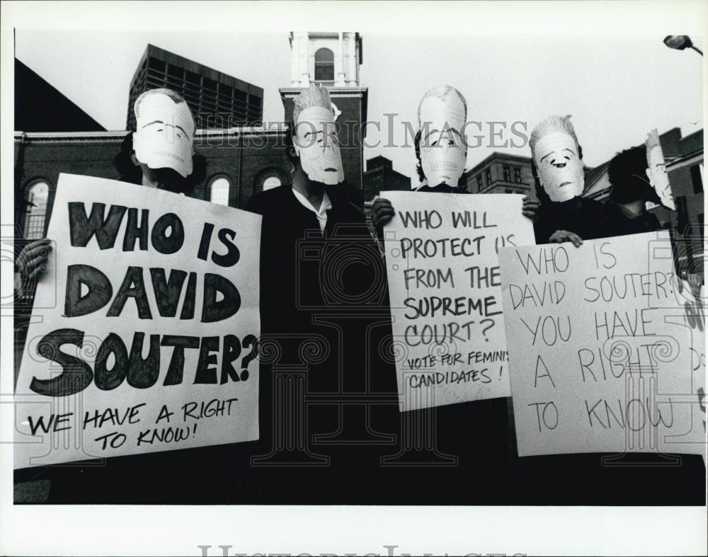 1990 Press Photo NOW protest members over Dave Souter nomination - RSL04979 - Historic Images