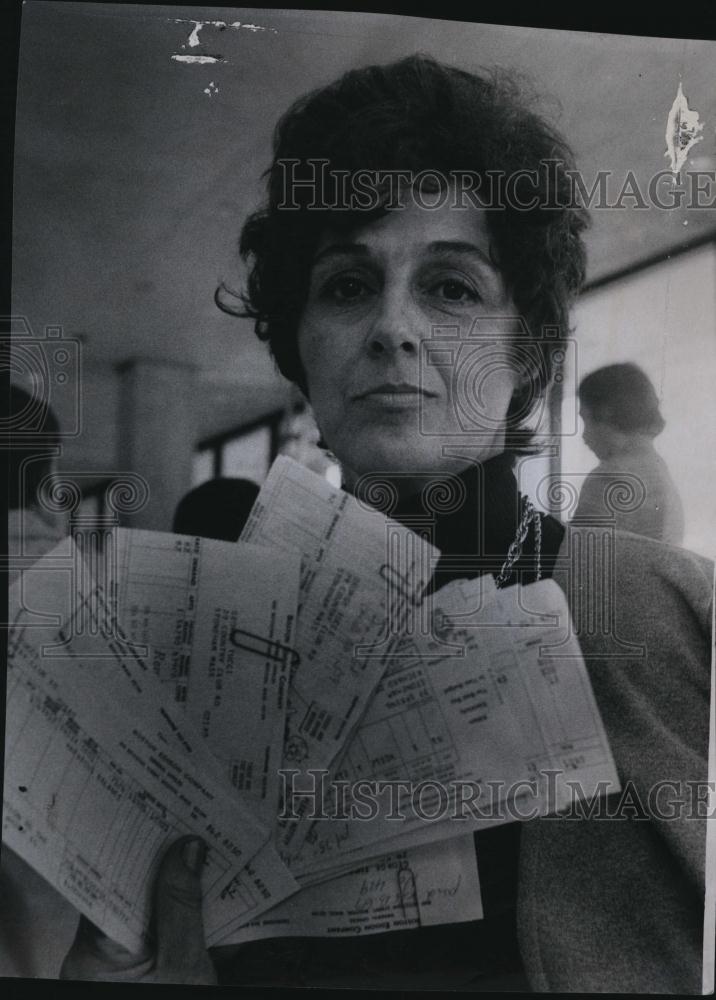 1974 Press Photo Mrs Alice Del Rossi, Protests Increased Power Bills - Historic Images