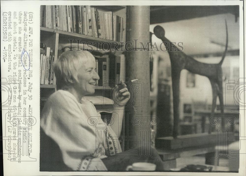 1974 Press Photo Artists Sculptor Silvana Cinci relaxes in her studio - Historic Images