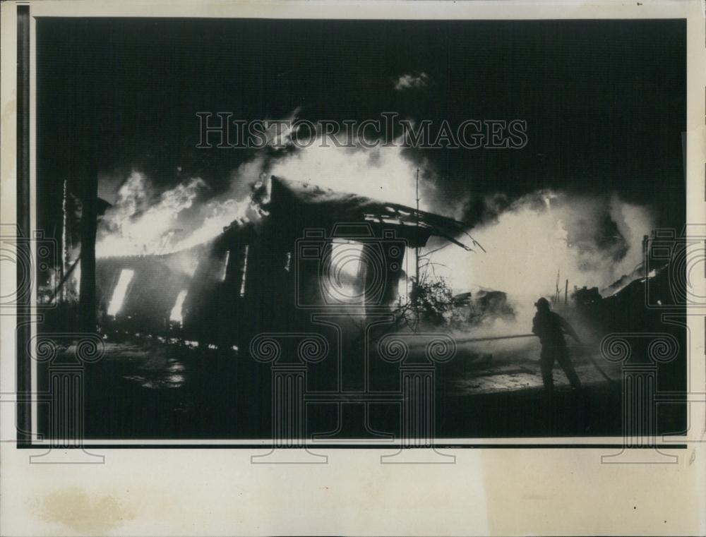 1975 Press Photo Warehouse on fire in Clearwater, Florida - RSL68915 - Historic Images