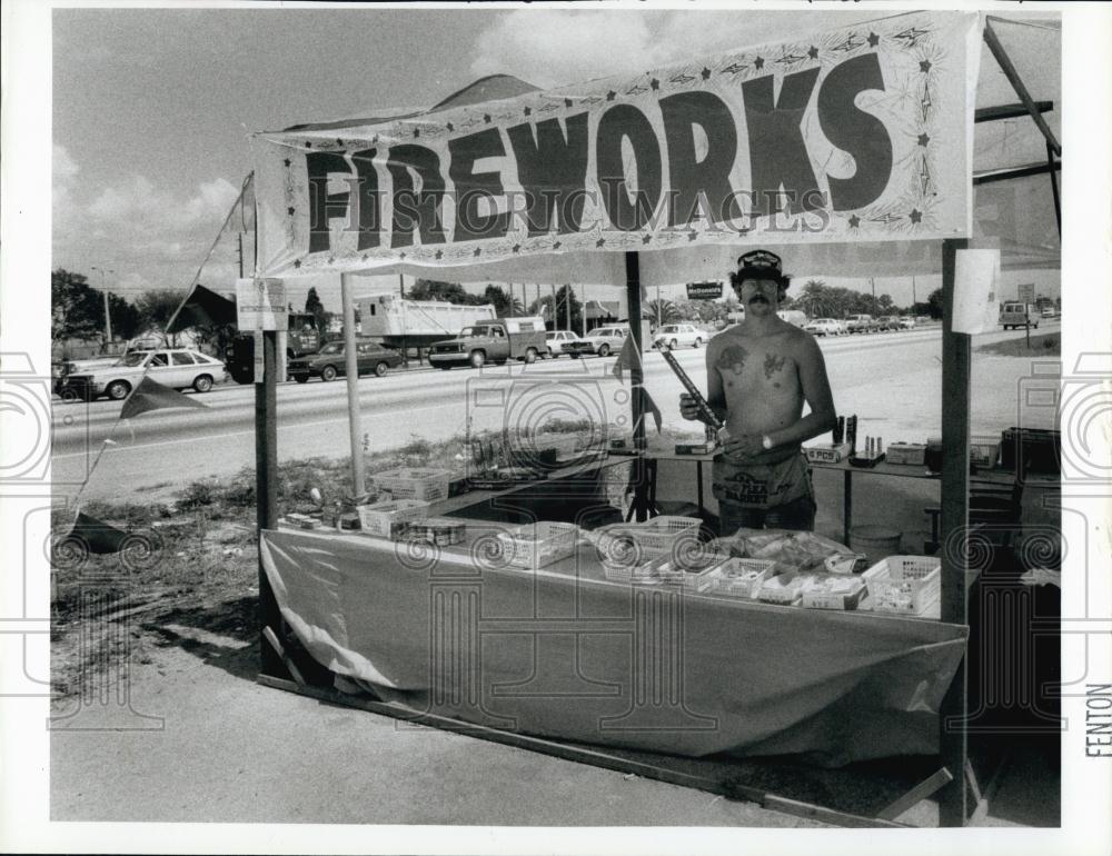 1985 Press Photo Philip Raila &amp; his fireworks stand in St Pete Florida - Historic Images