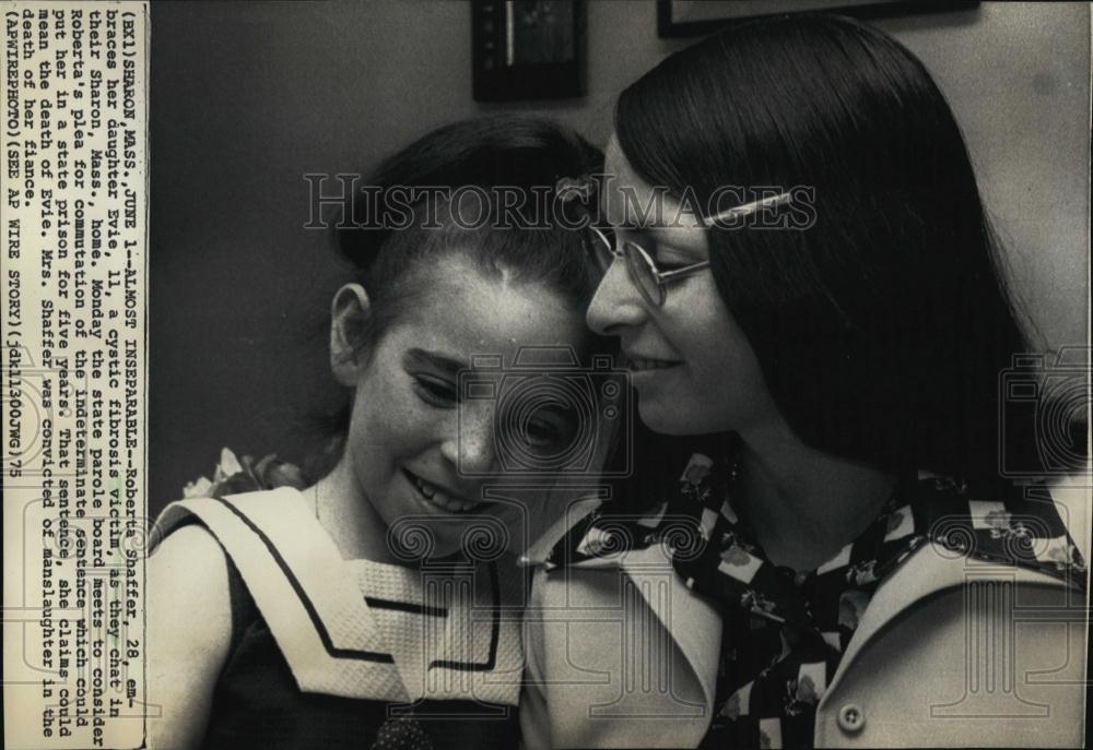 1975 Press Photo Roberta Shaffer and daughter, she killed abusive boyfriend - Historic Images