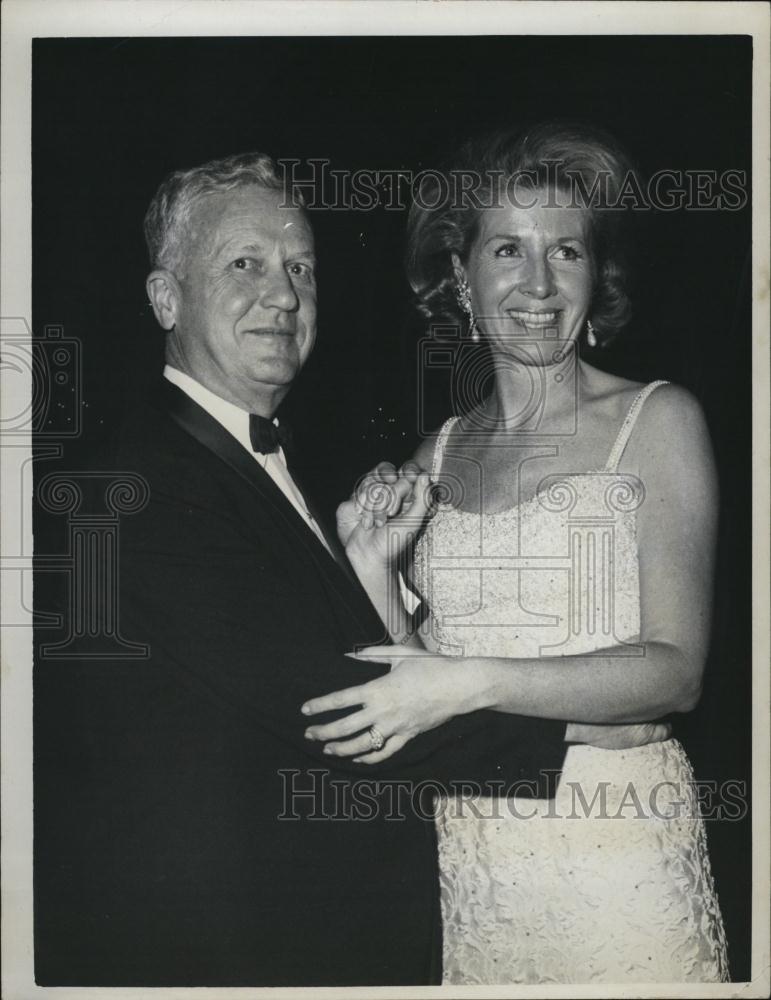 1987 Press Photo Mrs Welch and Col George Gibson at the Snow Ball - RSL43261 - Historic Images