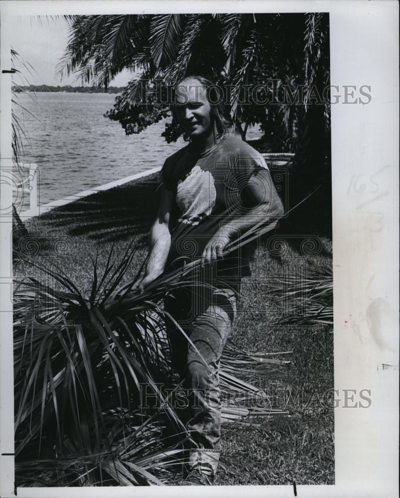 1979 Press Photo Charles Robinson Selects Material To Build Tiki Hut - RSL92675 - Historic Images