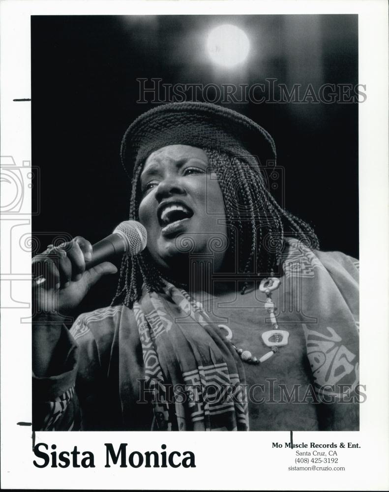 1998 Press Photo Gospel &amp; Blues Singer Sista Monica At The Mike - RSL63801 - Historic Images