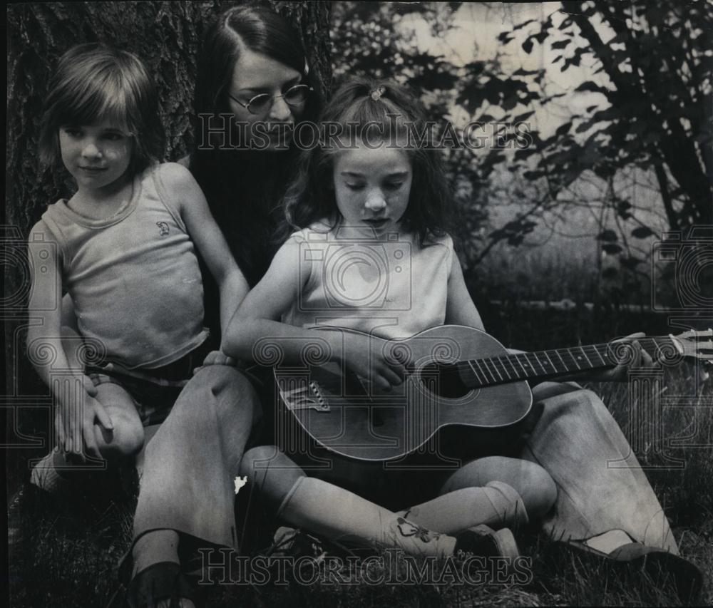 1975 Press Photo Eve Shaffer With Mother and Brother Wait on Court Sentencing - Historic Images