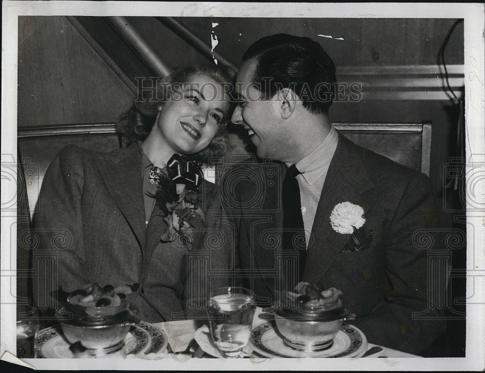 1940 Press Photo Chicago Beauty Barbara Stillwell &amp; Band Leader Jan Savitt - Historic Images