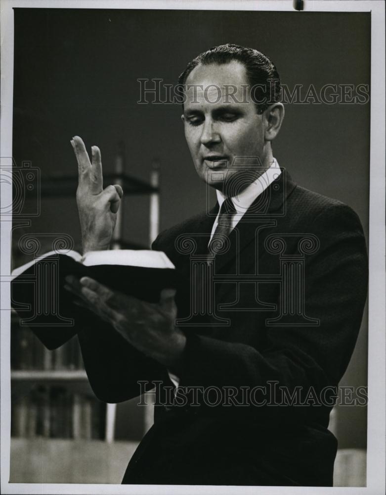 1963 Press Photo Dr Robert C Campbell &quot;Frontiers of Faith&quot; - RSL93247 - Historic Images