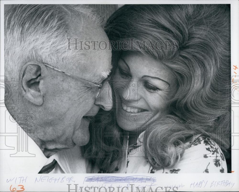 1975 Press Photo 100 yr old Leo Sturges gets birthday wish from Virginia Wright - Historic Images