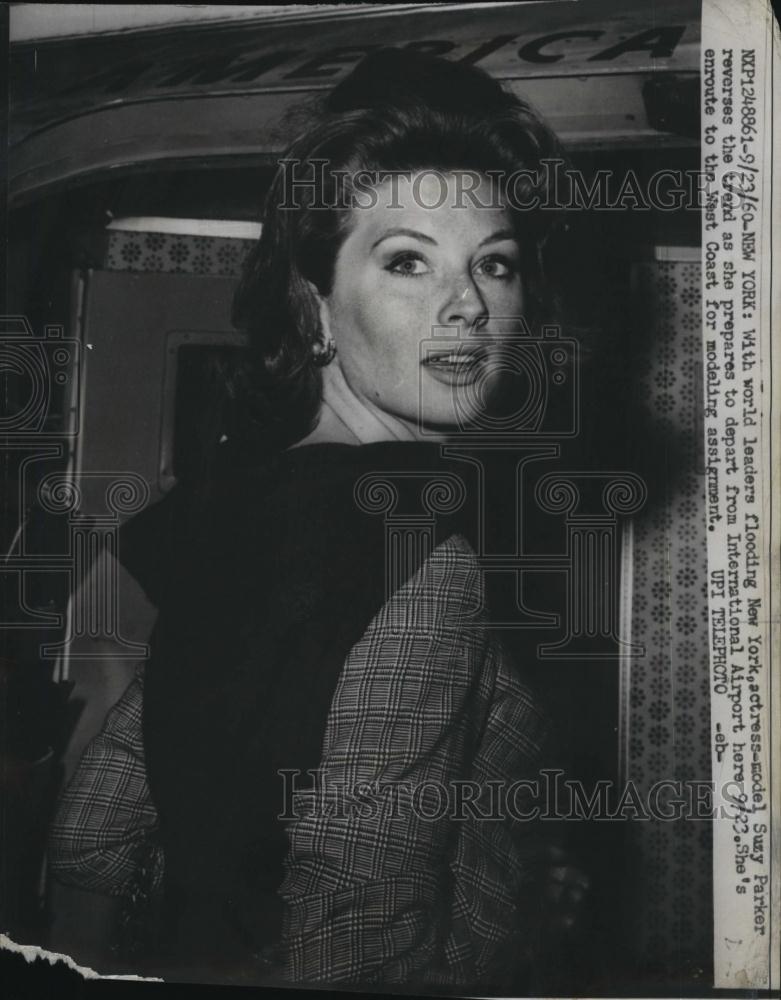 1960 Press Photo Actress Model Suzy Parker departing International Airport - Historic Images