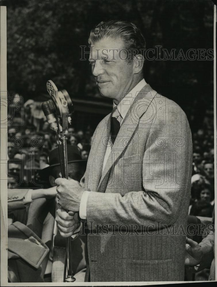 1949 Press Photo Actor Dan Dailey in Bond Rally in Boston - RSL44779 - Historic Images