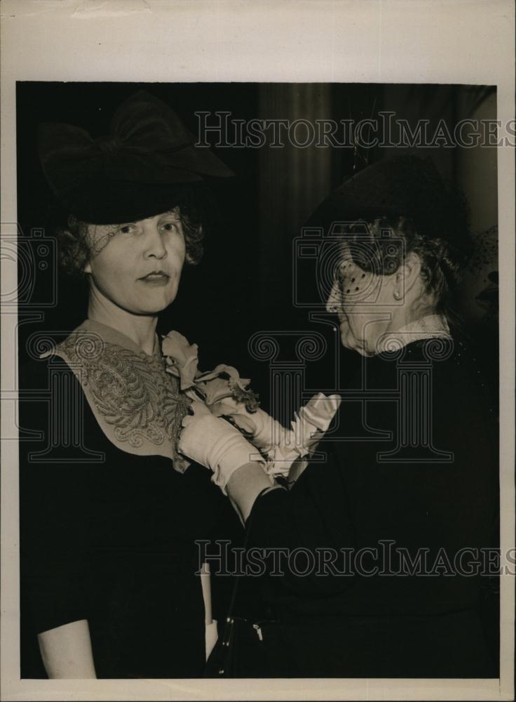 1940 Press Photo Mrs Benjamin Harrison &amp; Mrs Wendell Willkie at a tea - Historic Images