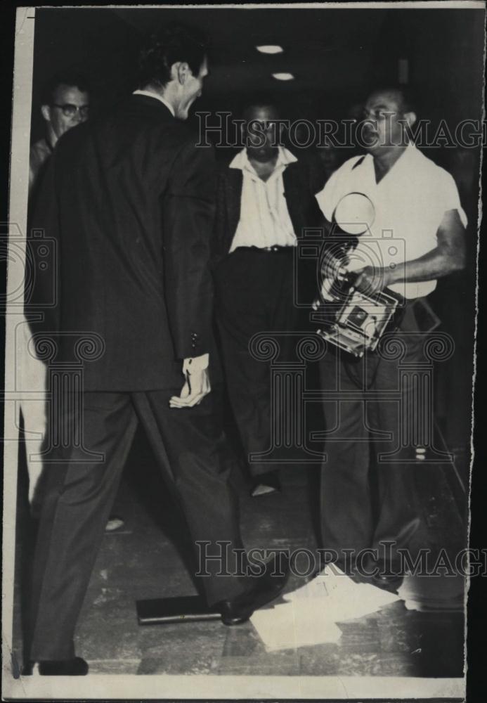 1957 Press Photo Actor Jack Palance Going After Photographer Leaving Court - Historic Images