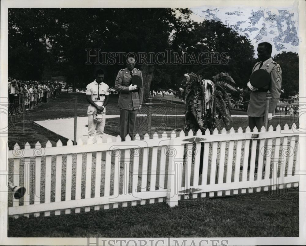 1964 Press Photo Toshiaki Katayama Lays Wreath on John F Kennedy Grave - Historic Images