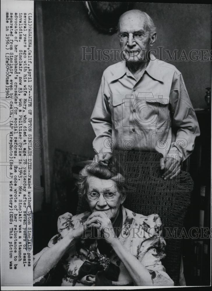 1961 Press Photo Author Upton Sinclair Poses With Wife - RSL46121 - Historic Images