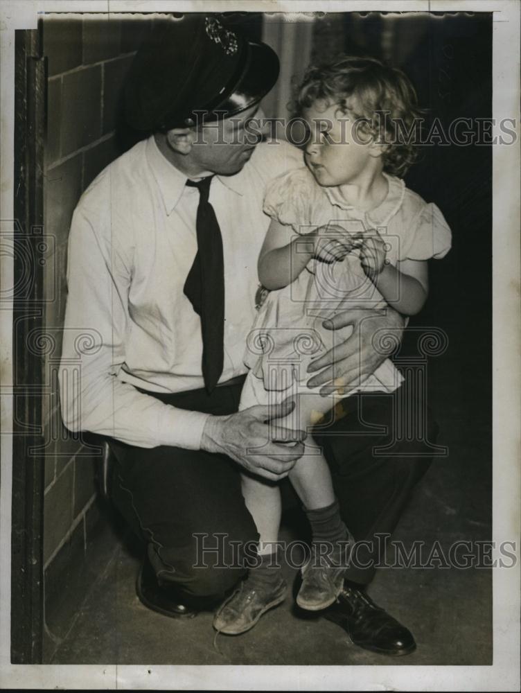 1945 Press Photo Officer Raymond Mills of Cambridge - RSL83453 - Historic Images