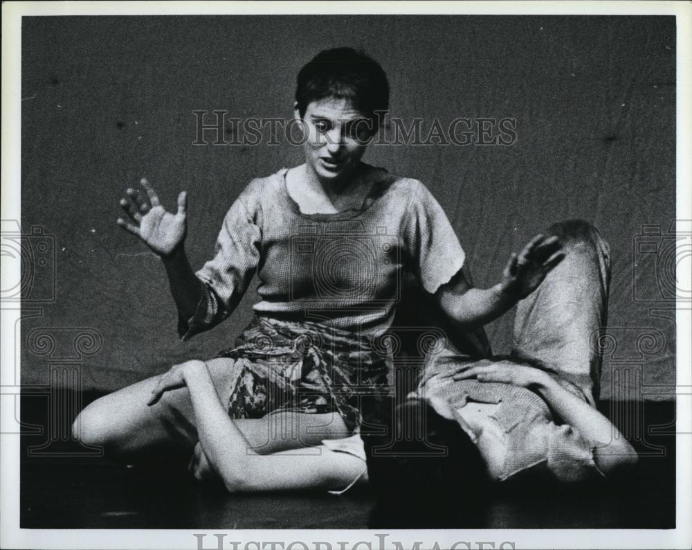 1986 Press Photo Susan Rose for rehearsal of Boston Shakepeare Theater - Historic Images