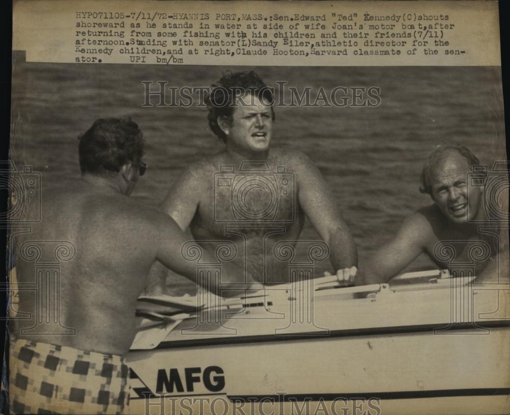 1972 Press Photo SenEdward Kennedy at a motorboat with his friends - RSL95703 - Historic Images