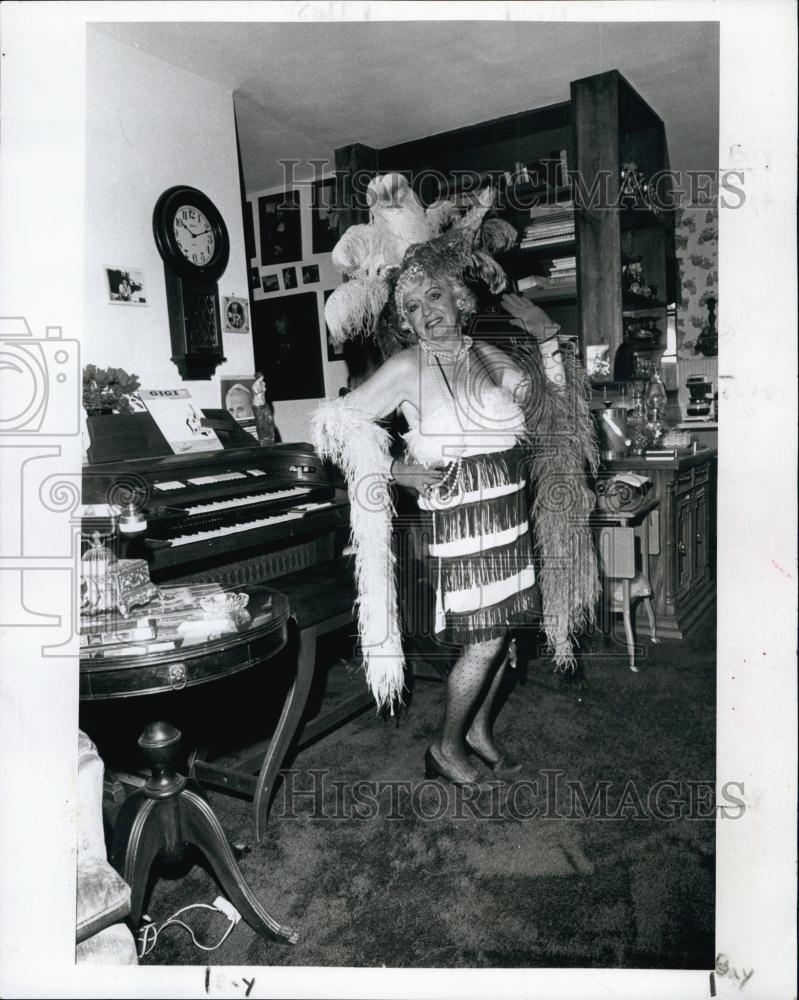 1981 Press Photo Flo Oros &amp; Vaudeville group entertain patients, children - Historic Images