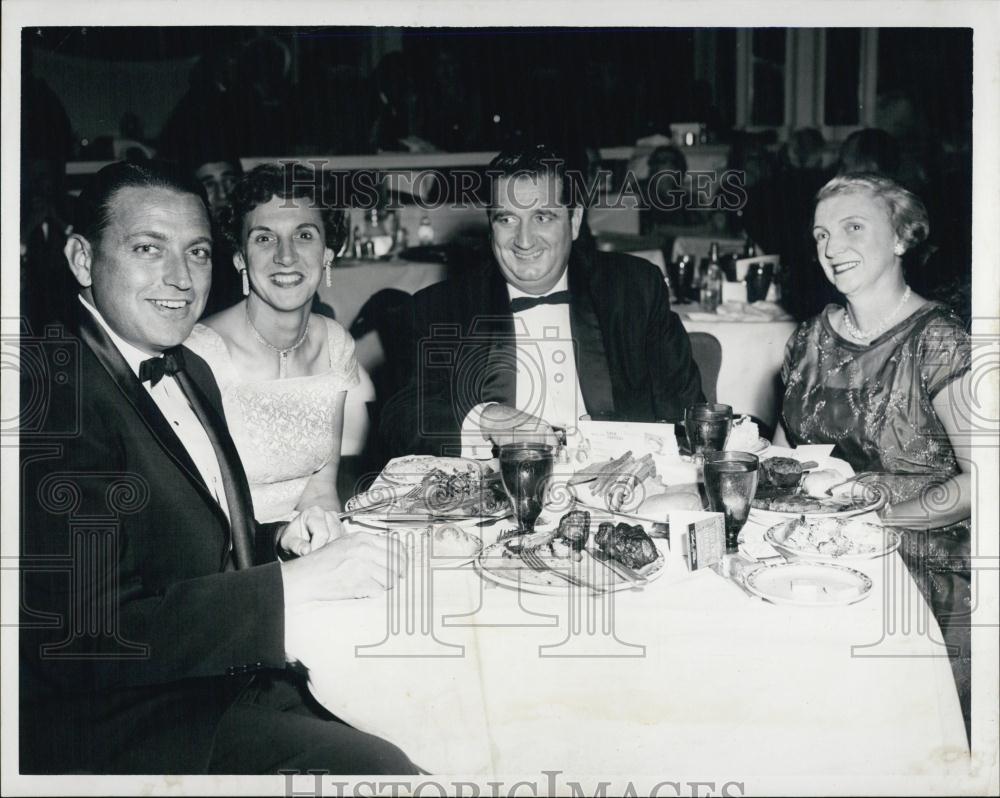 1960 Press Photo Val Ringer,Mgr Statler Hilton,Mr &amp; Mrs G McKinnon, Mrs Ringer - Historic Images