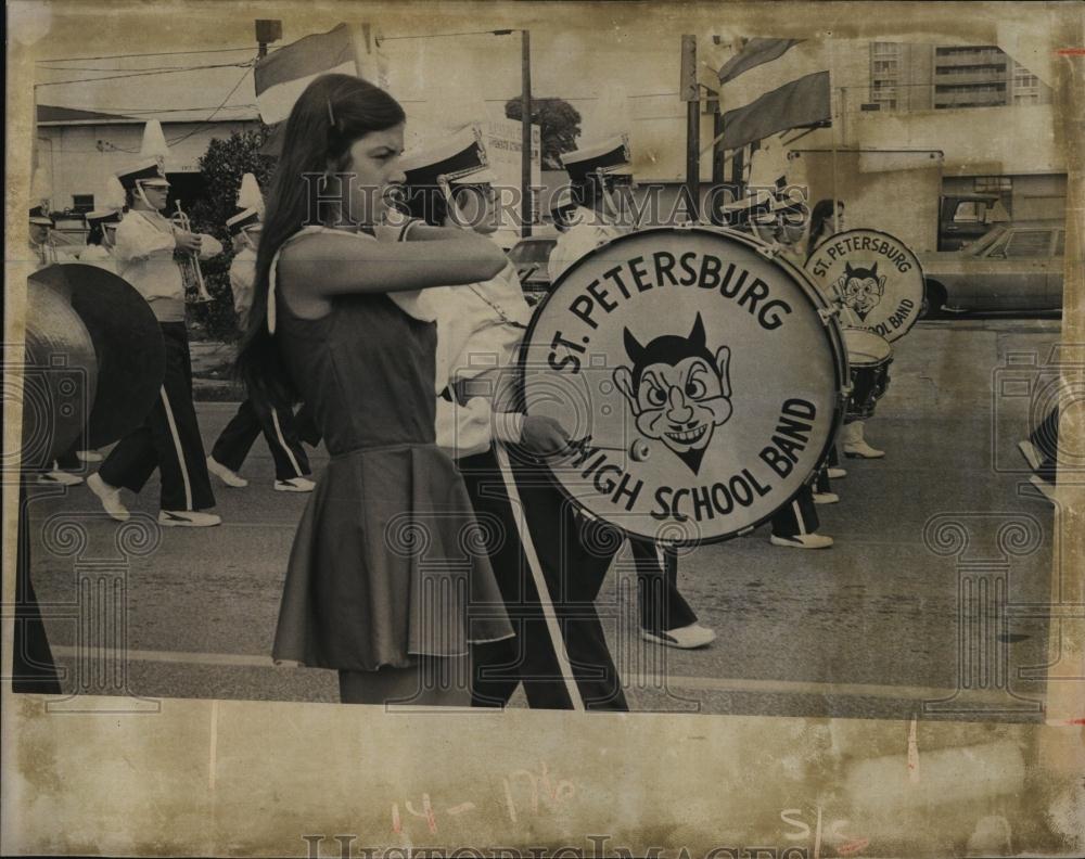 1976 Press Photo St Petersburg High School Band, Veterans Day Parade, Florida - Historic Images