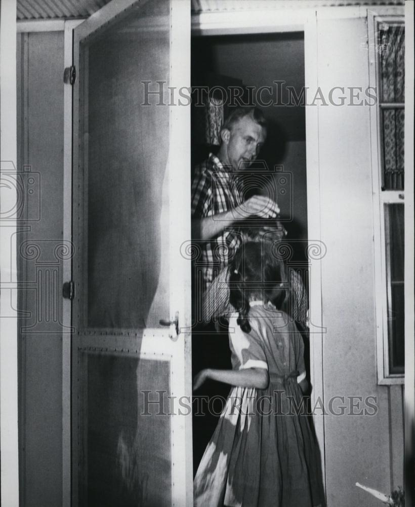 1967 Press Photo Joseph Skowyra greeting his children Judy and Gerard - Historic Images