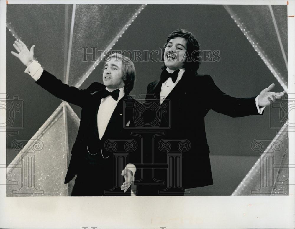 1976 Press Photo Kelly Monteith, Freddie Prinze &quot;The Kelly Monteith Show&quot; - Historic Images