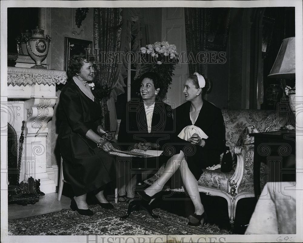 1956 Press Photo Mrs G Shattuck,Mrs J Rodriguez,Mrs J de Leon, Pan Amer Ball - Historic Images