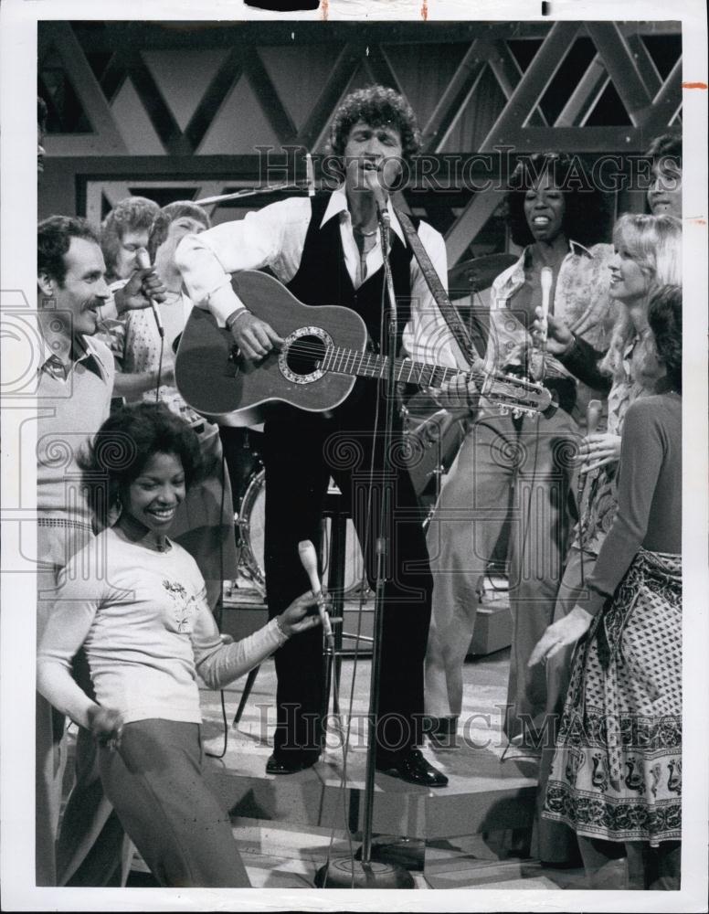 1976 Press Photo Singer Composer Mac Davis Variety Series Television Show - Historic Images