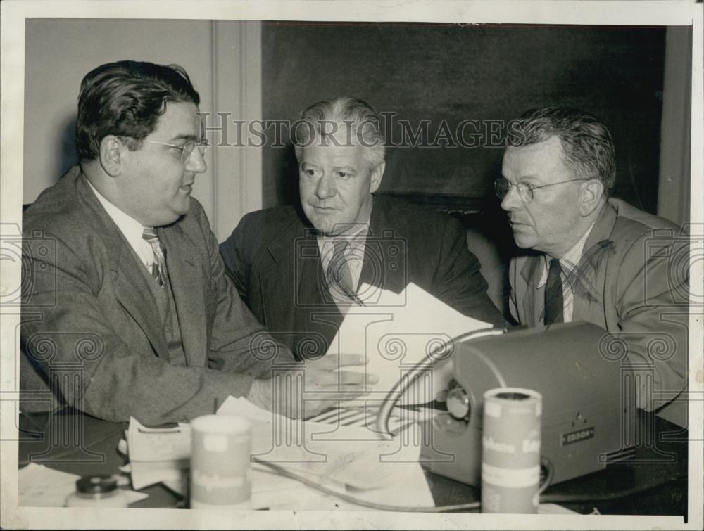 1945 Press Photo Watch Workers Union officials Walter WCenerazzo Raymond V - Historic Images