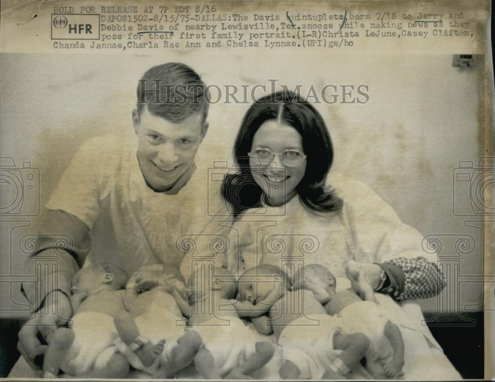 1976 Press Photo Jerry and Debbie Davis and their quintuplets - RSL69685 - Historic Images