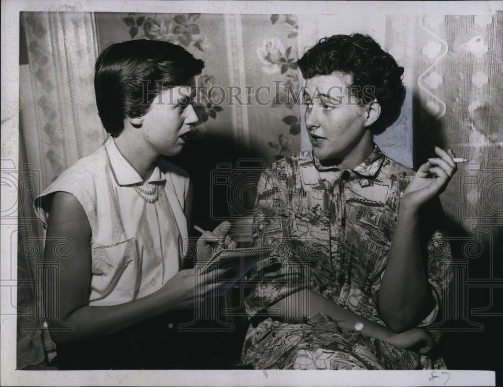 1954 Press Photo Kathleen Dentino & Lorreta Mclaughlin - RSL88221 - Historic Images