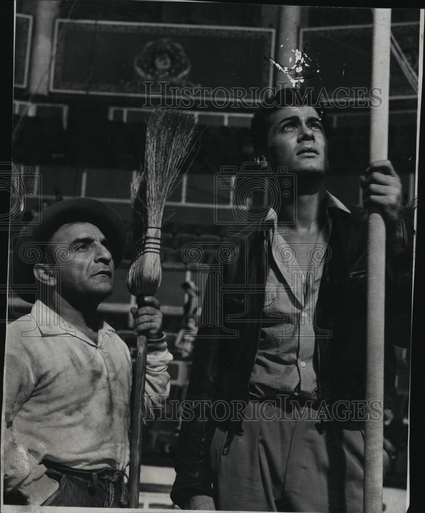 1956 Press Photo Actors Tony Curtis and Johnny Puleo in a scene from &quot;Trapeze&quot; - Historic Images