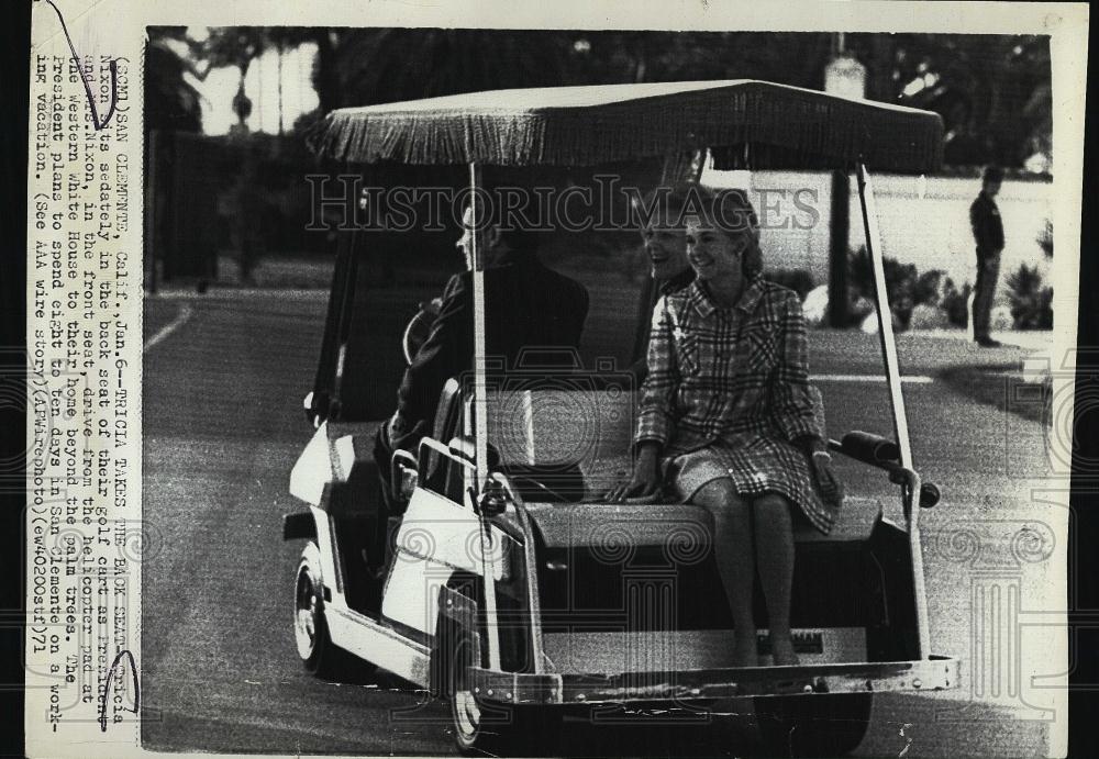 1971 Press Photo Tricia Nixon Sits In Golf Cart With President &amp; Mrs Nixon - Historic Images