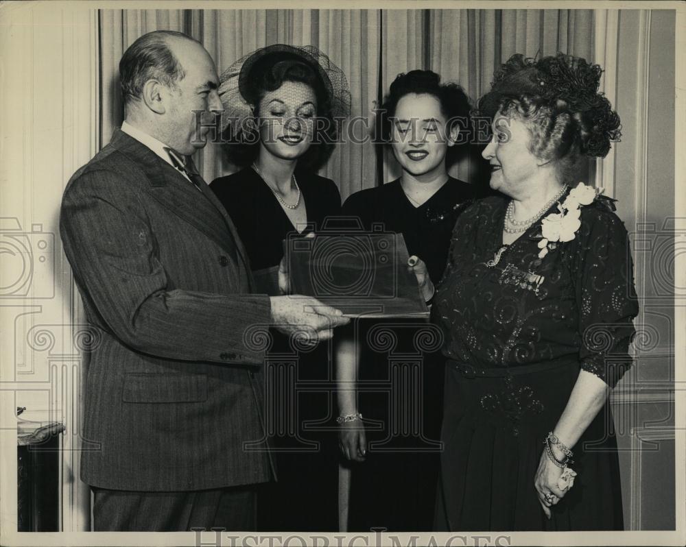 1947 Press Photo MrEdward SWitkowaki presenter the Foundation Scroll of Honor - Historic Images