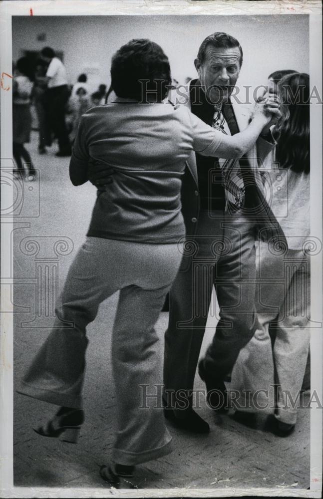 1975 Press Photo County Sheriff Bill Roberts Square Dancing - RSL92525 - Historic Images