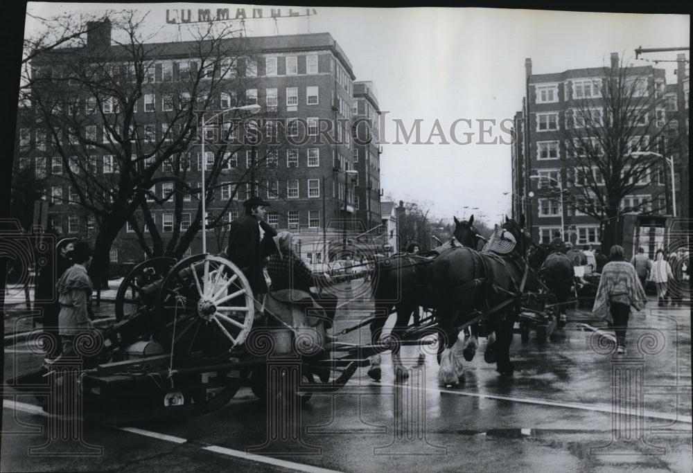 1976 Press Photo Re-Enactment Famous Trek by Colonel Henry Knox in Cambridge - Historic Images