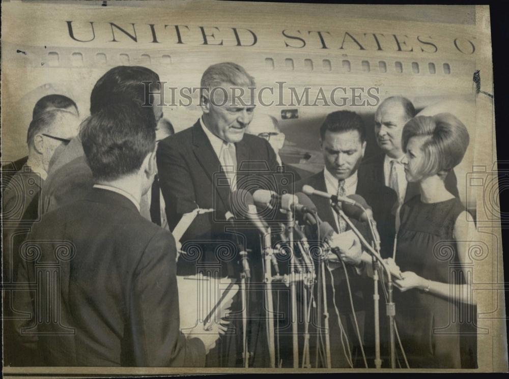 1967 Press Photo US Amb to Vietnam Henry Cabot Lodge &amp; newsmen - RSL05587 - Historic Images