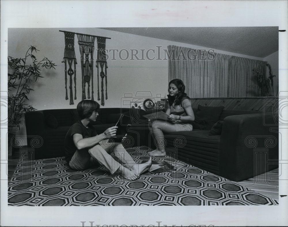 1981 Press Photo Brian And Angela Essex, Contemporary Decor, Elevated Floor - Historic Images